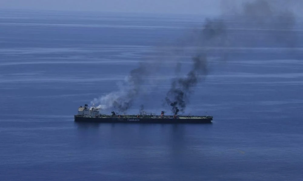 Σε εξέλιξη η επιχείρηση διάσωσης του δεξαμενόπλοιου Sounion που χτυπήθηκε από τους Χούθι